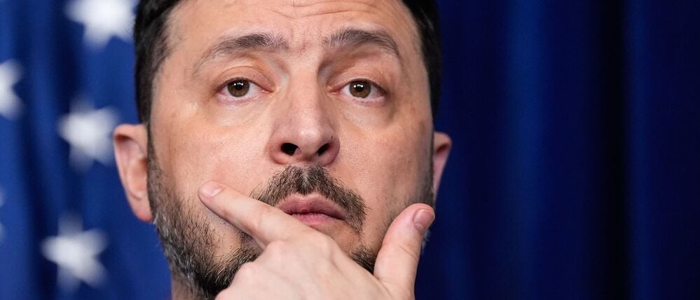 28.12.2025, USA, Palm Beach: Wolodymyr Selenskyj, Präsident der Ukraine, spricht während einer gemeinsamen Pressekonferenz mit US-Präsident Trump nach einem Treffen in Trumps Mar-a-Lago-Club.