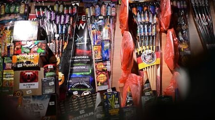 Feuerwerk für die Silvesternacht ist jetzt im Handel. Mancherorts in Brandenburg und in Berlin wurden Container mit gelagerter Pyrotechnik aufgebrochen. (Symbolbild)