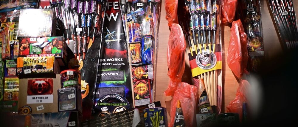 Feuerwerk für die Silvesternacht ist jetzt im Handel. Mancherorts in Brandenburg und in Berlin wurden Container mit gelagerter Pyrotechnik aufgebrochen. (Symbolbild)