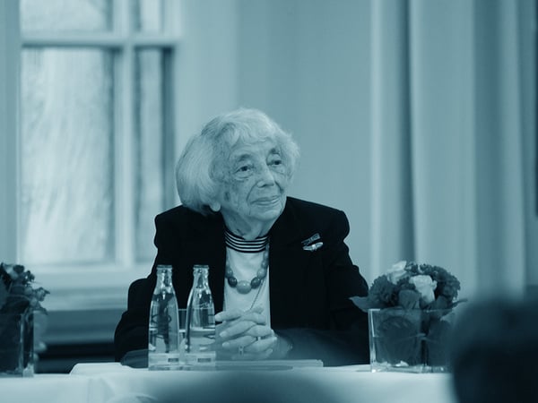 Holocaust-Überlebende Margot Friedländer stellt Buch vor Margot Friedländer, Holocaust-Überlebende, steht am 14. Oktober 2021 zur Vorstellung des Bildbandes «Ich lieb Berlin - Margot Friedländer» vor zwei Fotografien von ihr, die im Roten Rathaus in Berlin Mitte ausgestellt sind. Der Portraitband «Ich lieb Berlin - Margot Friedländer zum 100. Geburtstag. Ein Portrait » wird vom Edition Andreae - Lexxion Verlag veröffentlicht.. FOTO: Jörg Krauthöfer / Funke Foto Services Arbeit Berlin Copyright: JörgxKrauthöfer NUR FÜR REDAKTIONELLE ZWECKE *** Holocaust Survivors Margot Friedländer provides Book before P Margot Friedlander, Holocaust survivor, is on 14 October 2021 to presentation of Photo book I Dear Berlin Copyright: JörgxKrauthöfer doc7hysh6lmh933rrwrcht EDITORIAL USE ONLY