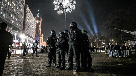 RECORD DATE NOT STATED Silvester 2023 / 2024 am Alexanderlatz in Berlin ** NUR FÜR REDAKTIONELLE ZWECKE ** EDITORIAL USE ONLY **Die Polizei versucht an Silvester 2023 / 2024 am Alexanderplatz die Böllerverbotszone durchzusetzen. Berlin Copyright: RetoxKlar *** New Years Eve 2023 2024 at Alexanderlatz in Berlin FOR EDITORIAL PURPOSES ONLY EDITORIAL USE ONLY p Police try to enforce the firecracker ban zone at Alexanderplatz on New Years Eve 2023 2024 Berlin Copyright RetoxKlar Copyright: RetoxKlar doc7tieshleqpx1fjrgloy6 ,EDITORIAL USE ONLY