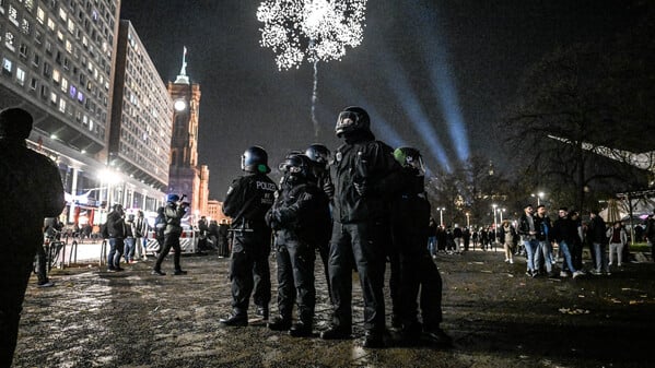 RECORD DATE NOT STATED Silvester 2023 / 2024 am Alexanderlatz in Berlin ** NUR FÜR REDAKTIONELLE ZWECKE ** EDITORIAL USE ONLY **Die Polizei versucht an Silvester 2023 / 2024 am Alexanderplatz die Böllerverbotszone durchzusetzen. Berlin Copyright: RetoxKlar *** New Years Eve 2023 2024 at Alexanderlatz in Berlin FOR EDITORIAL PURPOSES ONLY EDITORIAL USE ONLY p Police try to enforce the firecracker ban zone at Alexanderplatz on New Years Eve 2023 2024 Berlin Copyright RetoxKlar Copyright: RetoxKlar doc7tieshleqpx1fjrgloy6 ,EDITORIAL USE ONLY