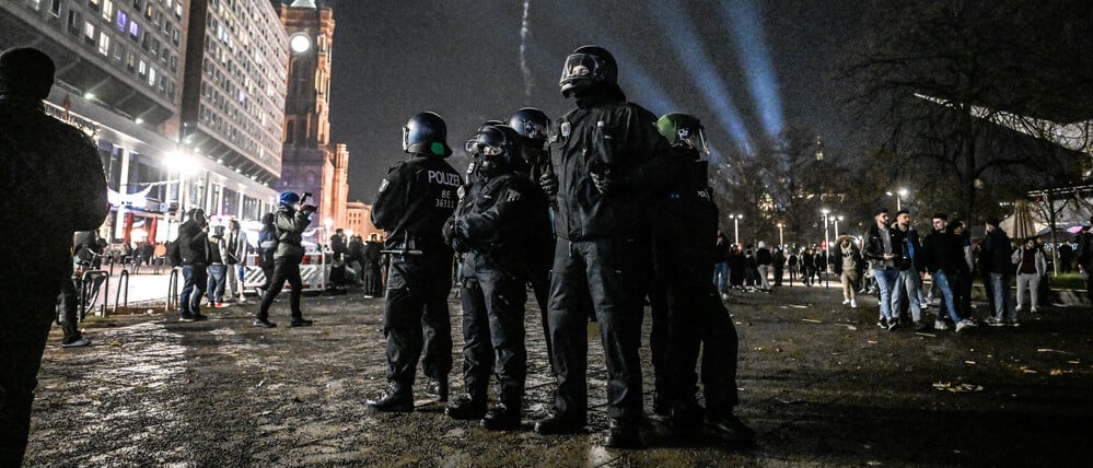 RECORD DATE NOT STATED Silvester 2023 / 2024 am Alexanderlatz in Berlin ** NUR FÜR REDAKTIONELLE ZWECKE ** EDITORIAL USE ONLY **Die Polizei versucht an Silvester 2023 / 2024 am Alexanderplatz die Böllerverbotszone durchzusetzen. Berlin Copyright: RetoxKlar *** New Years Eve 2023 2024 at Alexanderlatz in Berlin FOR EDITORIAL PURPOSES ONLY EDITORIAL USE ONLY p Police try to enforce the firecracker ban zone at Alexanderplatz on New Years Eve 2023 2024 Berlin Copyright RetoxKlar Copyright: RetoxKlar doc7tieshleqpx1fjrgloy6 ,EDITORIAL USE ONLY