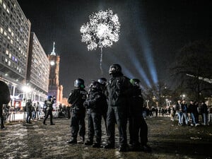 RECORD DATE NOT STATED Silvester 2023 / 2024 am Alexanderlatz in Berlin ** NUR FÜR REDAKTIONELLE ZWECKE ** EDITORIAL USE ONLY **Die Polizei versucht an Silvester 2023 / 2024 am Alexanderplatz die Böllerverbotszone durchzusetzen. Berlin Copyright: RetoxKlar *** New Years Eve 2023 2024 at Alexanderlatz in Berlin FOR EDITORIAL PURPOSES ONLY EDITORIAL USE ONLY p Police try to enforce the firecracker ban zone at Alexanderplatz on New Years Eve 2023 2024 Berlin Copyright RetoxKlar Copyright: RetoxKlar doc7tieshleqpx1fjrgloy6 ,EDITORIAL USE ONLY