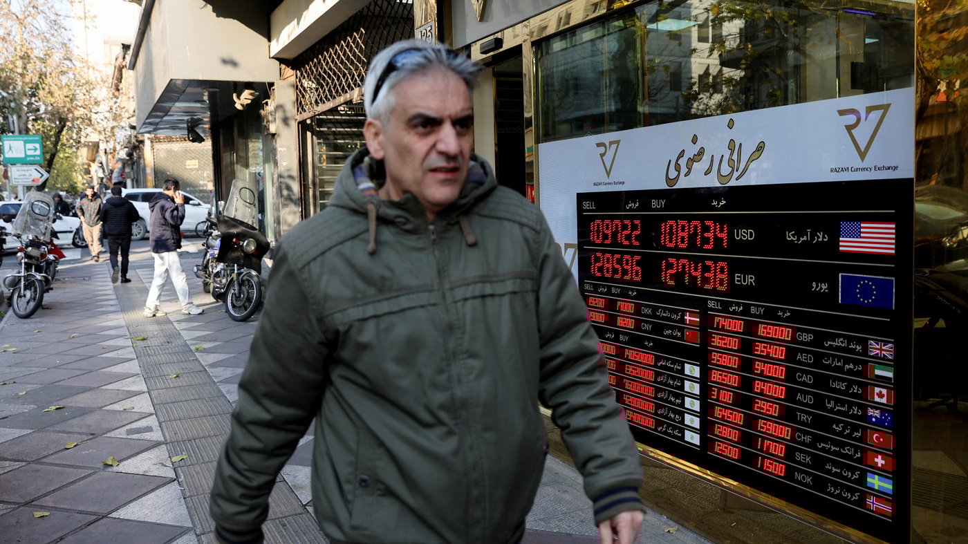 Proteste-gegen-Wirtschaftskrise-Iranische-H-ndler-schlie-en-ihre-L-den-Notenbankchef-tritt-offenbar-zur-ck
