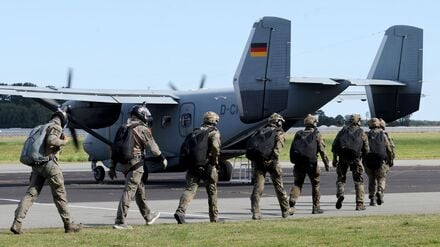 Fallschirmjäger aus Niedersachsen steigen auf dem Flugplatz Barth in ein Flugzeug, um die Freifall-Taktische Weiterbildung zu absolvieren. Nach mutmaßlichen Fällen von Rechtsextremismus, sexualisiertem Fehlverhalten und Drogenmissbrauch bei den Fallschirmjägern hat die Bundeswehr einem Sprecher des Verteidigungsministeriums zufolge bereits Soldaten entlassen und weitere Konsequenzen angekündigt.