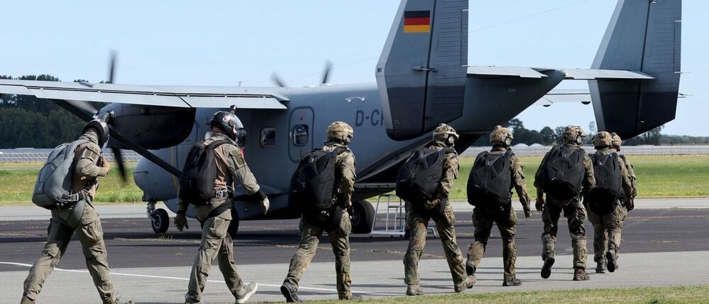 Fallschirmjäger aus Niedersachsen steigen auf dem Flugplatz Barth in ein Flugzeug, um die Freifall-Taktische Weiterbildung zu absolvieren. Nach mutmaßlichen Fällen von Rechtsextremismus, sexualisiertem Fehlverhalten und Drogenmissbrauch bei den Fallschirmjägern hat die Bundeswehr einem Sprecher des Verteidigungsministeriums zufolge bereits Soldaten entlassen und weitere Konsequenzen angekündigt.  