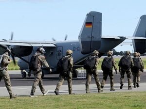 Fallschirmjäger aus Niedersachsen steigen auf dem Flugplatz Barth in ein Flugzeug, um die Freifall-Taktische Weiterbildung zu absolvieren. Nach mutmaßlichen Fällen von Rechtsextremismus, sexualisiertem Fehlverhalten und Drogenmissbrauch bei den Fallschirmjägern hat die Bundeswehr einem Sprecher des Verteidigungsministeriums zufolge bereits Soldaten entlassen und weitere Konsequenzen angekündigt.  