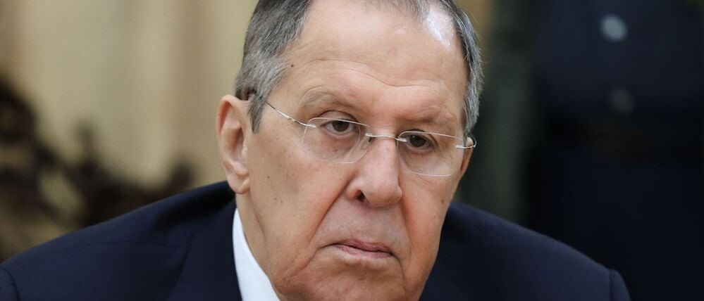 HANDOUT - 24.12.2025, Russland, Moskau: Auf diesem vom Pressedienst des russischen Außenministeriums veröffentlichten Foto hört der russische Außenminister Sergej Lawrow seinem syrischen Amtskollegen al-Schaibani während ihres Treffens zu. Foto: Uncredited/Russian Foreign Ministry Press Service via AP/dpa - ACHTUNG: Nur zur redaktionellen Verwendung und nur mit vollständiger Nennung des vorstehenden Credits +++ dpa-Bildfunk +++