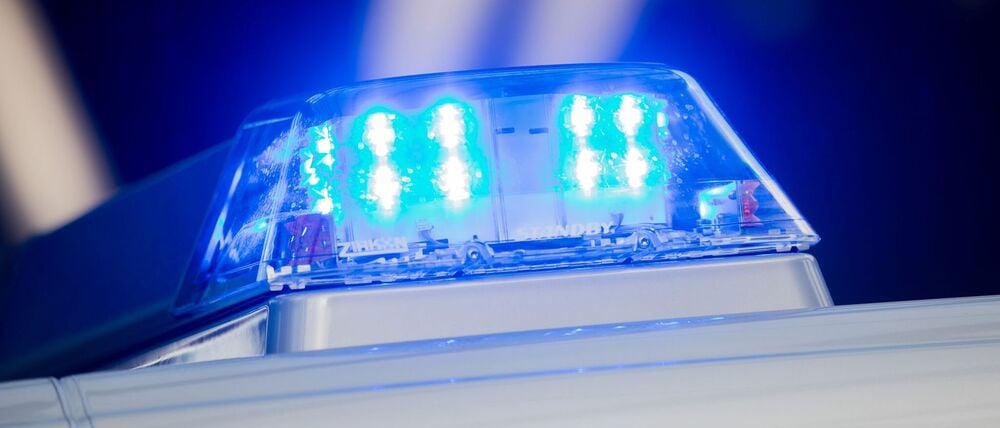 Ein Blaulicht leuchtet auf dem Streifenwagen der Polizei. (Symbolbild)
