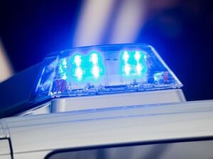 Ein Blaulicht leuchtet auf dem Streifenwagen der Polizei. (Symbolbild)