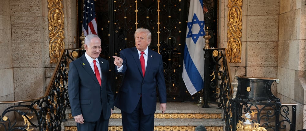 U.S. President Donald Trump points his finger next to Israeli Prime Minister Benjamin Netanyahu upon arrival for meetings at Trump's Mar-a-Lago club in Palm Beach, Florida, U.S., December 29, 2025. REUTERS/Jonathan Ernst