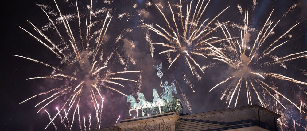 Am Brandenburger Tor ist dieses Jahr zum Jahreswechsel einiges anders als in den vergangenen Jahren - ein Feuerwerk soll es aber erneut geben. (Archivbild)  