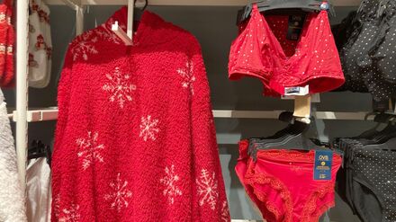 Geschenkte rote Unterwäsche, in der Silvesternacht getragen, soll Glück im neuen Jahr bringen.   