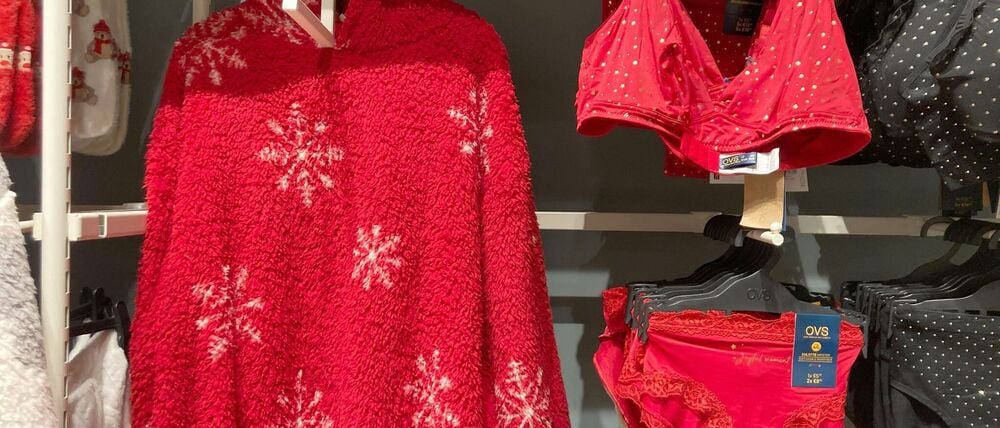 Geschenkte rote Unterwäsche, in der Silvesternacht getragen, soll Glück im neuen Jahr bringen.   