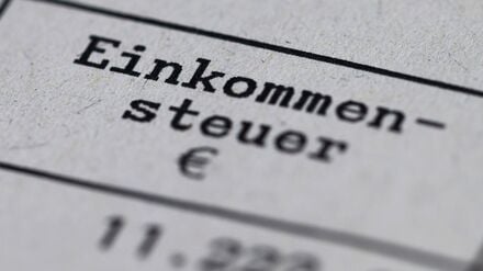 Über 80 Prozent der deutschen Unternehmen finden laut einer Befragung des Ifo-Instituts im Auftrag der Stiftung Familienunternehmen auch die Steuern für ihre Arbeitnehmer zu hoch. (Symbolbild)