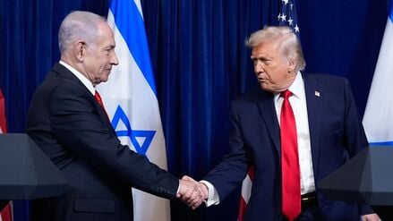 US-Präsident Donald Trump schüttelt dem israelischen Ministerpräsident Benjamin Netanjahu am Ende einer Pressekonferenz die Hand.