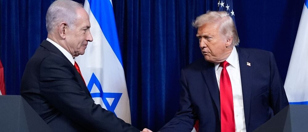 US-Präsident Donald Trump schüttelt dem israelischen Ministerpräsident Benjamin Netanjahu am Ende einer Pressekonferenz die Hand.