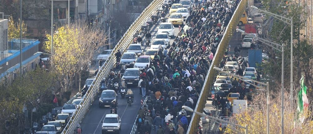 Nach den Protesten der vergangenen zwei Tage in Teheran hat Irans Präsident Peseschkian zum Dialog aufgerufen. (Archivbild) 