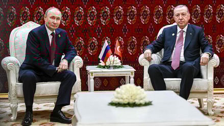 Noch am 12. Dezember trafen sich der türkische Präsident Recep Tayyip Erdogan und Kremlchef Wladimir Putin in Aschgabat – die Gesichter sprechen Bände.