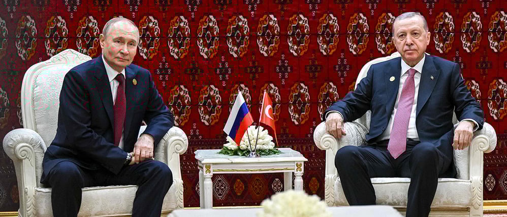 Noch am 12. Dezember trafen sich der türkische Präsident Recep Tayyip Erdogan und Kremlchef Wladimir Putin in Aschgabat – die Gesichter sprechen Bände.