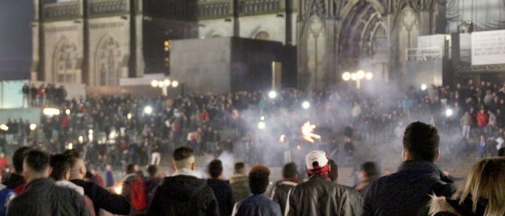 Junge Männer auf dem Platz vor dem Dom und keine Polizei weit und breit - so blieb die Kölner Silvesternacht visuell in Erinnerung. Viele Frauen wurden in der Nacht Opfer sexueller Übergriffe. (Archivbild)