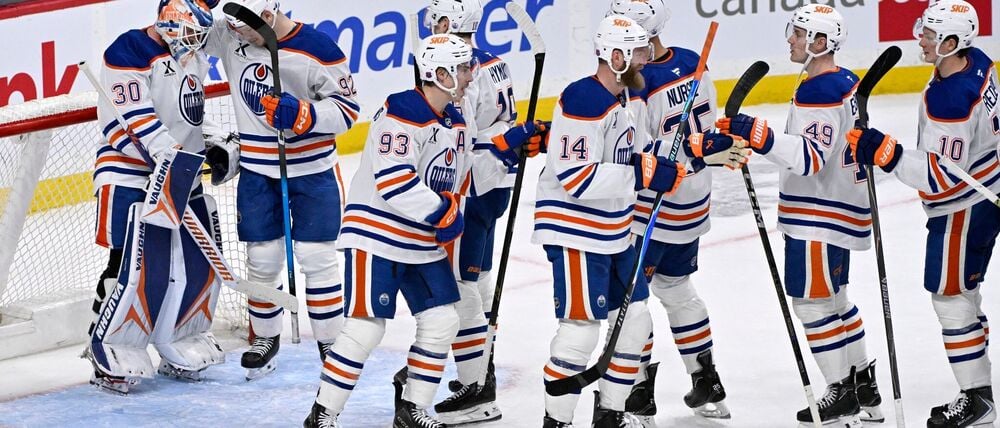 Edmontons Torwart Calvin Pickard (l) feiert den Sieg mit seinen Teamkollegen.