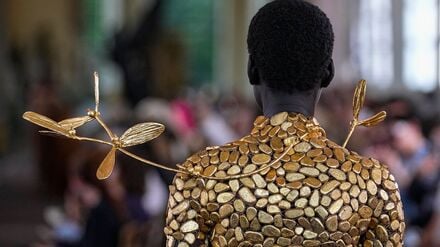 Ein Model trägt eine Kreation von Schiaparelli. (Archivbild)