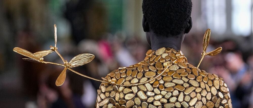Ein Model trägt eine Kreation von Schiaparelli. (Archivbild)