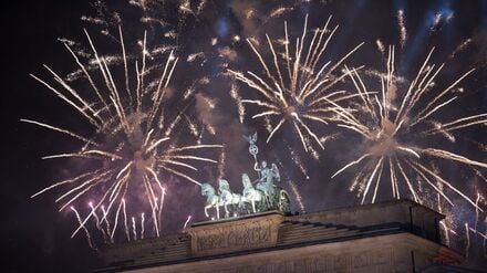 ARCHIV - 01.01.2024, Berlin: Feuerwerk zum Jahreswechsel steigt während der Feier «Silvester am Brandenburger Tor» hinter dem Brandenburger Tor auf. (zu dpa: «Wegner hofft auf neue Silvesterparty-Tradition») Foto: Sebastian Gollnow/dpa +++ dpa-Bildfunk +++