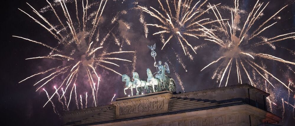ARCHIV - 01.01.2024, Berlin: Feuerwerk zum Jahreswechsel steigt während der Feier «Silvester am Brandenburger Tor» hinter dem Brandenburger Tor auf. (zu dpa: «Wegner hofft auf neue Silvesterparty-Tradition») Foto: Sebastian Gollnow/dpa +++ dpa-Bildfunk +++