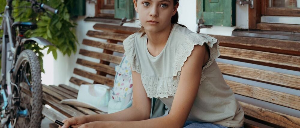 Sophia Gruber (Ylvi Unertl) macht sich Sorgen um den Gesundheitszustand ihrer neuen Freundin Mia. „Der Bergdoktor“ geht in die 19. Staffel.