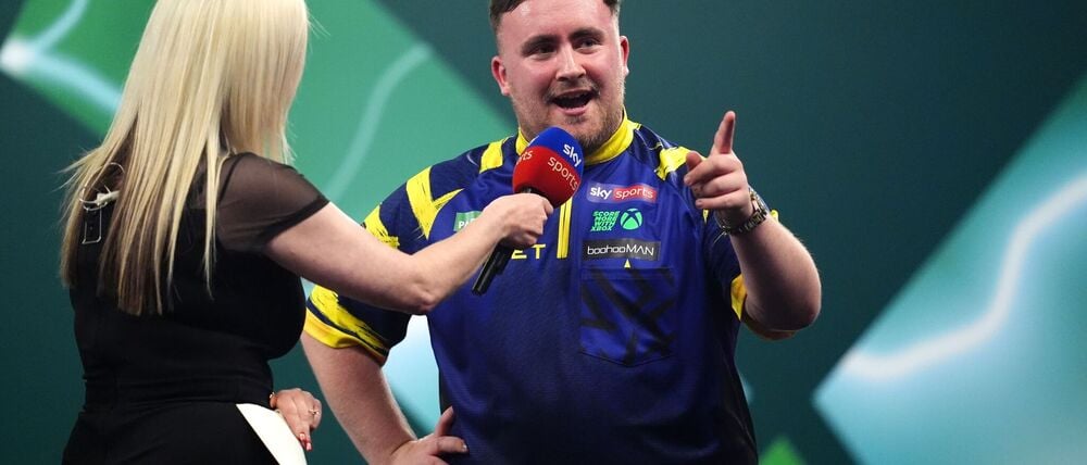 Grüße an die Fans: Weltmeister Luke Littler reagiert auf Buhrufe.