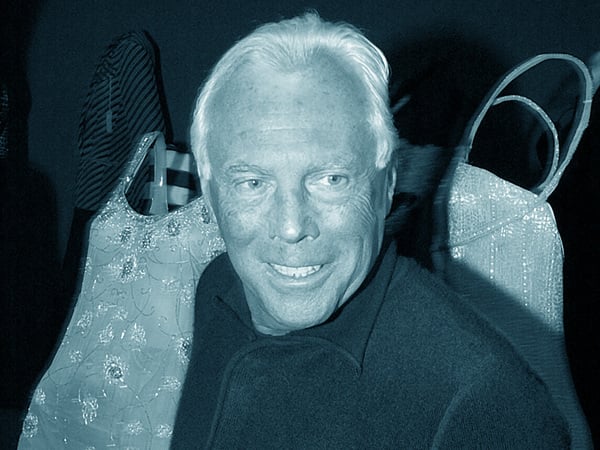 Der italienische Modeschöpfer Giorgio Armani steht am Mittwoch (07.05.2003) in Berlin vor einem Kleid, das er für Tina Turner anfertigte (l). Unter dem Titel "Georgio Armani" zeigt der Designer in der Neuen Nationalgalerie einen Querschnitt seiner berühmten Modekreationen. Foto: Bernd Settnik dpa/lbn +++ dpa-Bildfunk +++