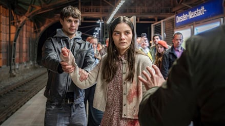 ARD/MDR TATORT: NACHTSCHATTEN, am Donnerstag (01.01.26) um 20:15 Uhr im ERSTEN. (v.l.n.r.): Amanda (Emilie Neumeister) hat ein Skalpell dabei, sie wird am Bahnhof von Passanten überwältigt. © MDR/MadeFor/Steffen Junghans, honorarfrei - Verwendung gemäß der AGB im engen inhaltlichen, redaktionellen Zusammenhang mit genannter MDR-Sendung bei Nennung "Bild: MDR/MadeFor/Steffen Junghans" (S2+). MDR/HA Kommunikation, 04360 Leipzig, Tel: (0341) 300 6477 oder - 6463