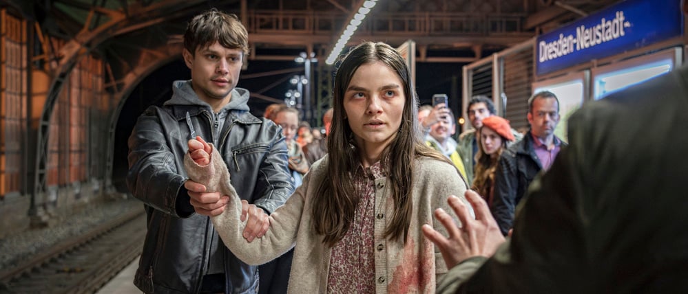 ARD/MDR TATORT: NACHTSCHATTEN, am Donnerstag (01.01.26) um 20:15 Uhr im ERSTEN. (v.l.n.r.): Amanda (Emilie Neumeister) hat ein Skalpell dabei, sie wird am Bahnhof von Passanten überwältigt. © MDR/MadeFor/Steffen Junghans, honorarfrei - Verwendung gemäß der AGB im engen inhaltlichen, redaktionellen Zusammenhang mit genannter MDR-Sendung bei Nennung "Bild: MDR/MadeFor/Steffen Junghans" (S2+). MDR/HA Kommunikation, 04360 Leipzig, Tel: (0341) 300 6477 oder - 6463