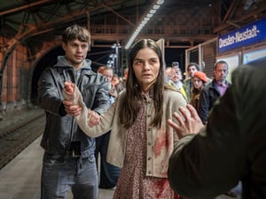 ARD/MDR TATORT: NACHTSCHATTEN, am Donnerstag (01.01.26) um 20:15 Uhr im ERSTEN. (v.l.n.r.): Amanda (Emilie Neumeister) hat ein Skalpell dabei, sie wird am Bahnhof von Passanten überwältigt. © MDR/MadeFor/Steffen Junghans, honorarfrei - Verwendung gemäß der AGB im engen inhaltlichen, redaktionellen Zusammenhang mit genannter MDR-Sendung bei Nennung "Bild: MDR/MadeFor/Steffen Junghans" (S2+). MDR/HA Kommunikation, 04360 Leipzig, Tel: (0341) 300 6477 oder - 6463