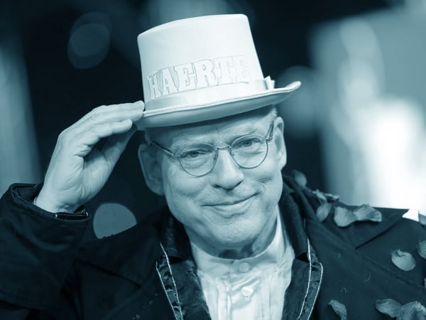 ARCHIV - 06.02.2015, Berlin: Regisseur Rosa von Praunheim kommt während der 65. Internationalen Filmfestspiele zur Premiere des Films «Härte (Tough Love)». Der Filmemacher ist tot. Er starb im Alter von 83 Jahren, wie der Deutschen Presse-Agentur aus seinem persönlichen Umfeld bestätigt wurde. Zuvor hatten mehrere Medien berichtet. Foto: Michael Kappeler/dpa +++ dpa-Bildfunk +++