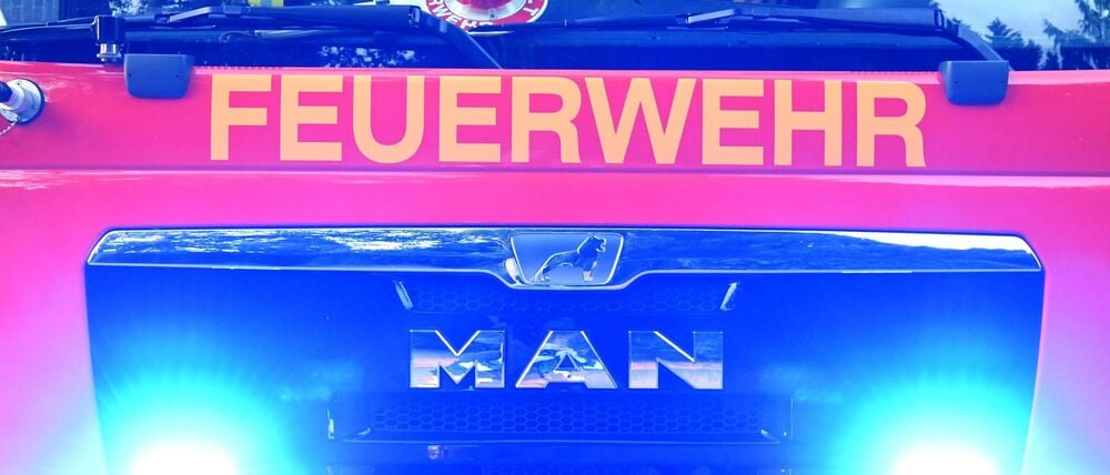 Die Feuerwehr löschte die brennenden Transporter. (Symbolbild)