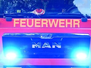 Die Feuerwehr löschte die brennenden Transporter. (Symbolbild)