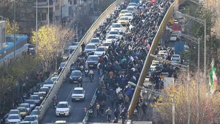 Demonstranten marschieren in der Innenstadt von Teheran bei einem Protest gegen die schlechten wirtschaftlichen Bedingungen.
