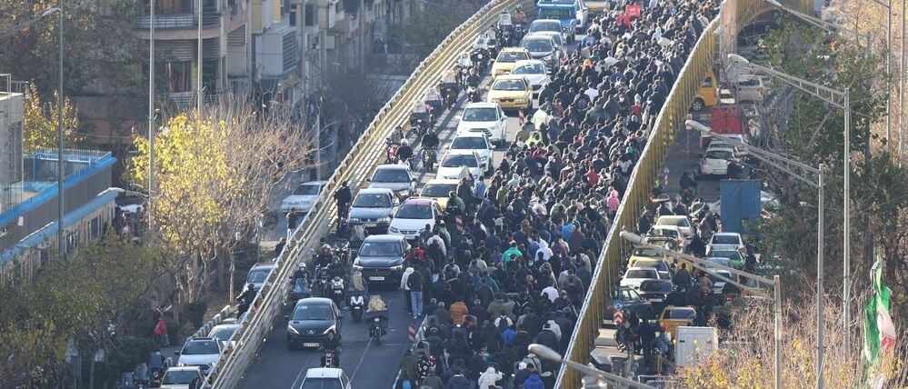 Demonstranten marschieren in der Innenstadt von Teheran bei einem Protest gegen die schlechten wirtschaftlichen Bedingungen.