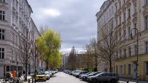 Berliner Grandeur. Frühlingsszene aus Knaackstraße.