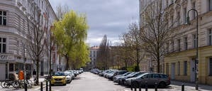 Berliner Grandeur. Frühlingsszene aus Knaackstraße.