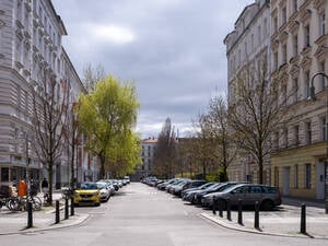 Berliner Grandeur. Frühlingsszene aus Knaackstraße.