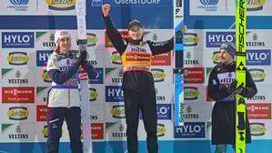 Der deutsche Skispringer Felix Hoffmann (re.) kann zu Domen Prevc (Mi.) aktuell nur aufschauen. 