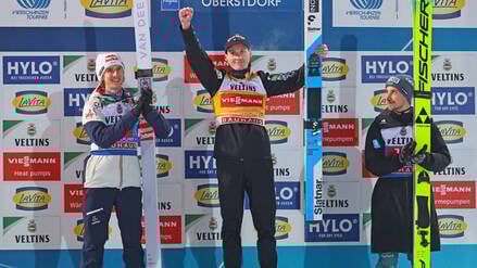 Der deutsche Skispringer Felix Hoffmann (re.) kann zu Domen Prevc (Mi.) aktuell nur aufschauen. 