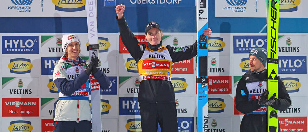 Der deutsche Skispringer Felix Hoffmann (re.) kann zu Domen Prevc (Mi.) aktuell nur aufschauen.