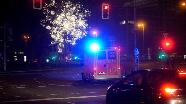 Ein Rettungswagen am Ernst-Reuter-Platz in der Silvesternacht.