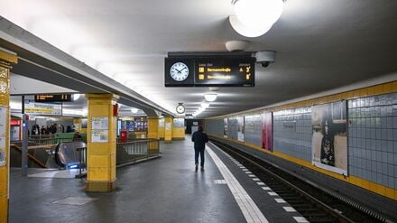 Ein im Sterben liegender Mann wurde in einem Berliner U-Bahnhof bestohlen. (Archivbild)